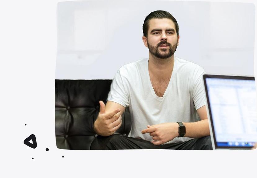 Zespół biznesowy współpracujący nad rozwiązaniami cyfrowymi